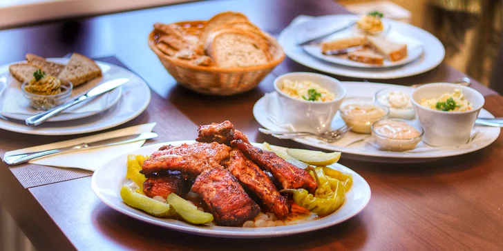 Šťavnatá žebírka na černém pivu a chilli, salát Coleslaw a škvarková pomazánka pro 2 osoby