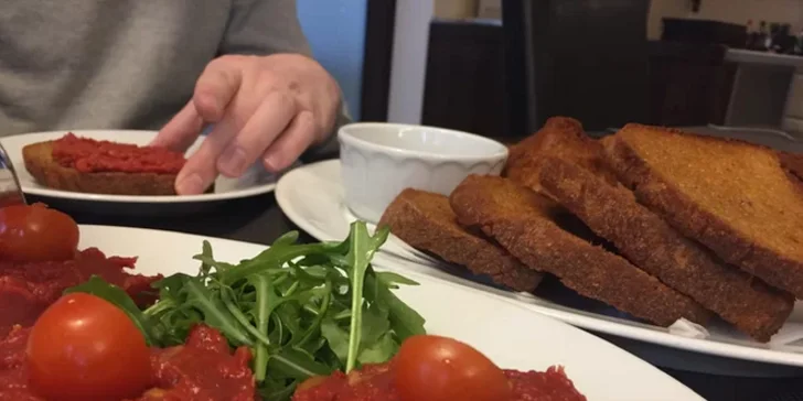 300g tataráku a neomezeně voňavých topinek v restauraci hotelu MILLENIUM