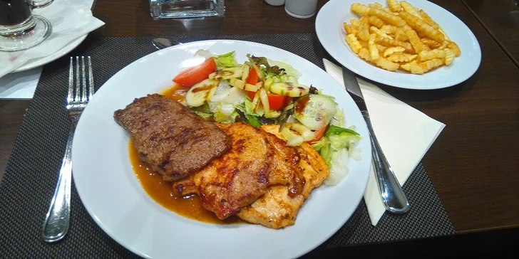 Šťavnatá hostina pro dva: 3 druhy steaků, salátová variace, hranolky i dezert