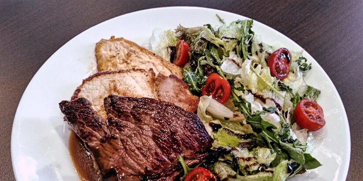 Šťavnatá hostina pro dva: 3 druhy steaků, salátová variace, hranolky i dezert