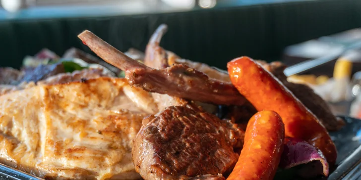 Masové pochoutky, zelenina i hranolky servírované přímo ze sálajícího grilu