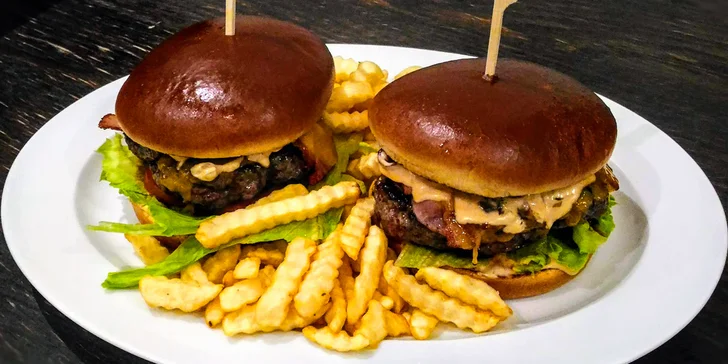 Burger s hovězím masem, sýrem čedar, koktejlovou omáčkou i slaninou