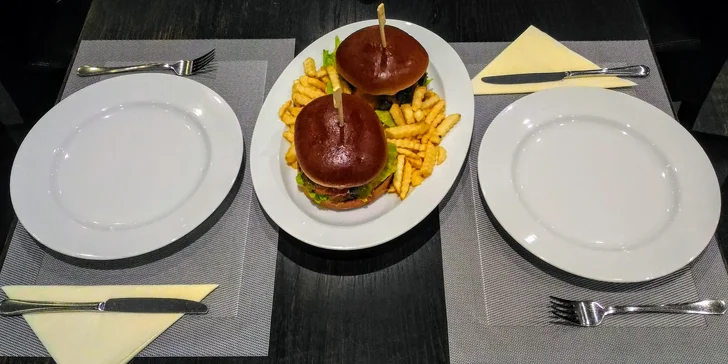 Burger s hovězím masem, sýrem čedar, koktejlovou omáčkou i slaninou