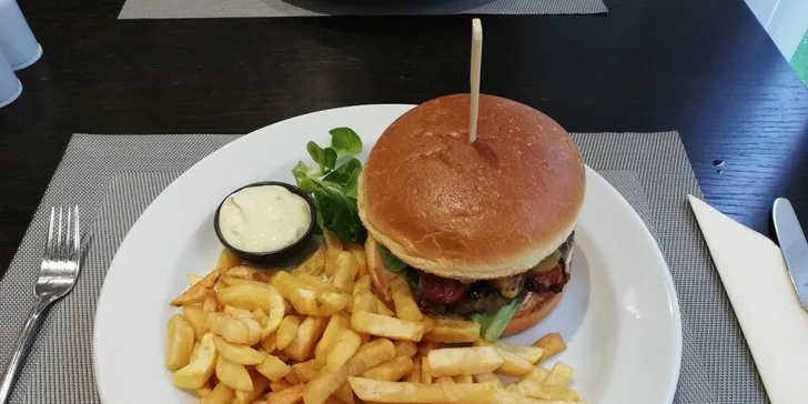 Burger s hovězím masem, sýrem čedar, koktejlovou omáčkou i slaninou pro dva