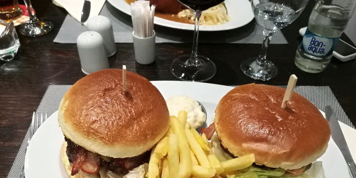Burger s hovězím masem, sýrem čedar, koktejlovou omáčkou i slaninou pro dva