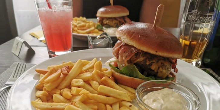 Burger s hovězím masem, sýrem čedar, koktejlovou omáčkou i slaninou pro dva