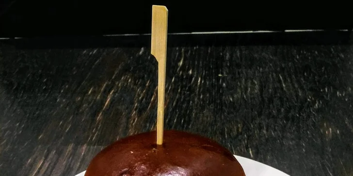 Burger s hovězím masem, sýrem čedar, koktejlovou omáčkou i slaninou