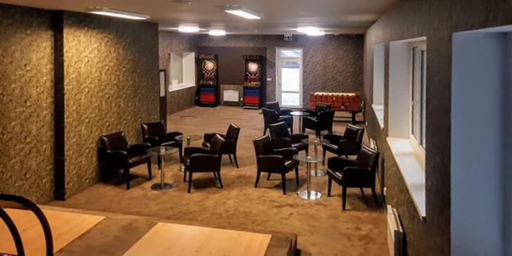 Zábava s něčím k zakousnutí: hodina bowlingu a 300 g tataráku s topinkami