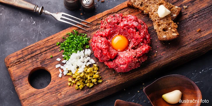 300 g namíchaného tataráku ze zadního hovězího a neomezeně topinek