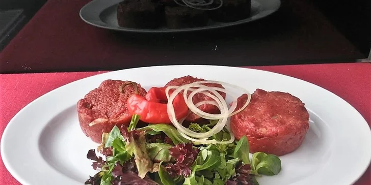 300 g namíchaného tataráku ze zadního hovězího a neomezeně topinek