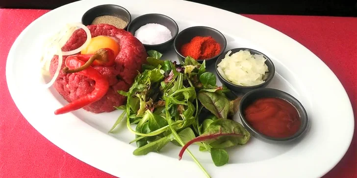 Zábava s něčím k zakousnutí: hodina bowlingu a 300 g tataráku s topinkami