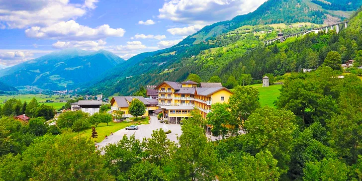 Hotel v Korutanech s výhledem na hory: snídaně, 4chodové večeře, výlety a relax ve wellness