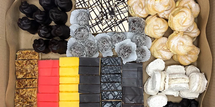Tradiční zákusky s sebou: mix s 12 nebo 13 druhy, hmotnost 1,3–2,5 kg
