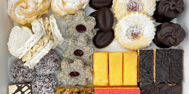 Tradiční zákusky s sebou: mix s 12 nebo 13 druhy, hmotnost 1,3–2,5 kg