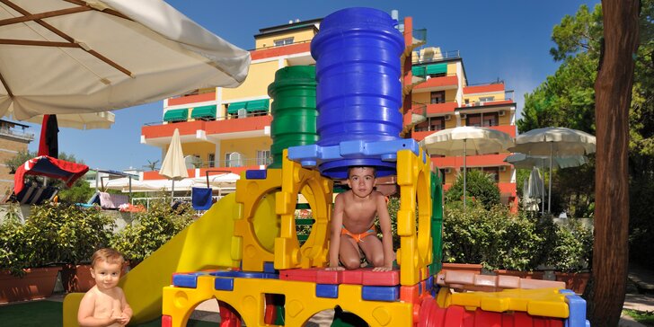Letní dovolená v Bibione až pro 4 osoby: 4* hotel s vlastní pláží, venkovní bazén a polopenze