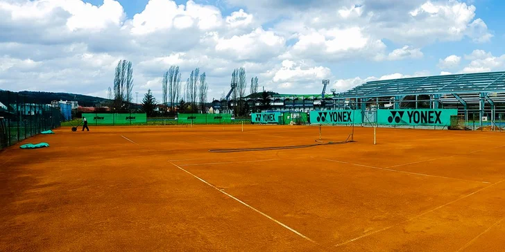 Venkovní tenisový kurt: 1 či 2 hodiny hry v Tenis Centru Drnovice