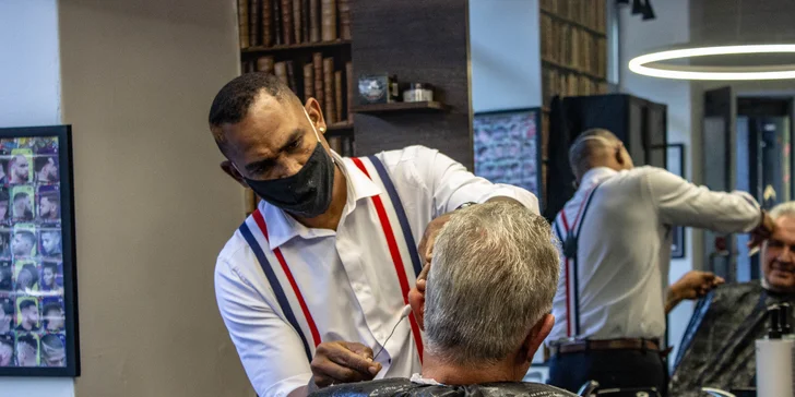 Barber péče pro pány: střih, masáž hlavy, úprava vousů a sklenka dominikánského alkoholu Mamajuana