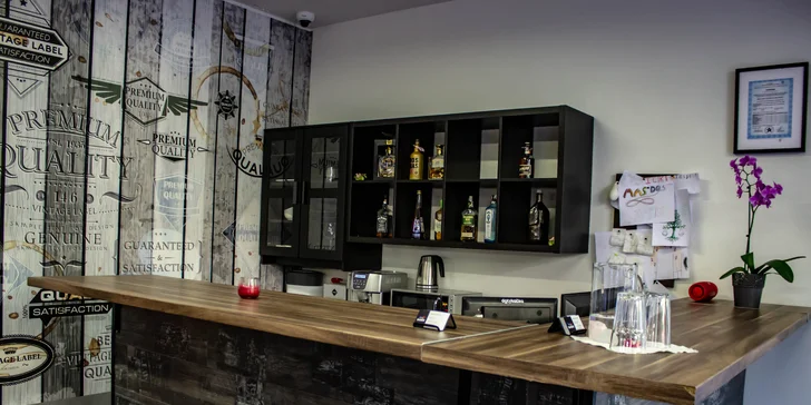 Barber péče pro pány: střih, masáž hlavy, úprava vousů a sklenka dominikánského alkoholu Mamajuana
