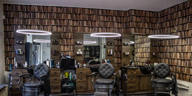 Barber péče pro pány: střih, masáž hlavy, úprava vousů a sklenka dominikánského alkoholu Mamajuana