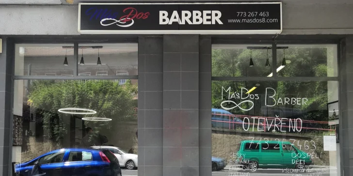 Barber péče pro pány: střih, masáž hlavy, úprava vousů a sklenka dominikánského alkoholu Mamajuana