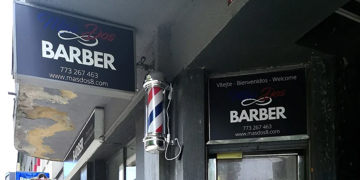 Barber péče pro pány: střih, masáž hlavy, úprava vousů a sklenka dominikánského alkoholu Mamajuana