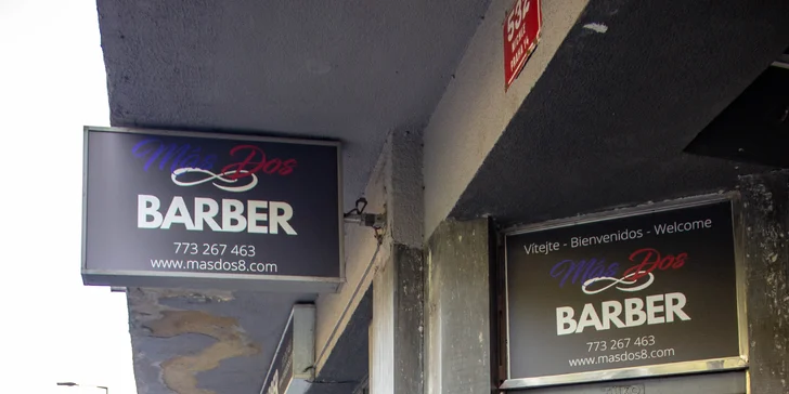 Barber péče pro pány: střih, masáž hlavy, úprava vousů a sklenka dominikánského alkoholu Mamajuana