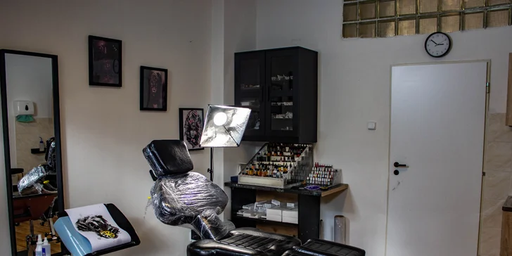 Permanentní make-up: horní a dolní linky, obočí i kontura a výplň rtů