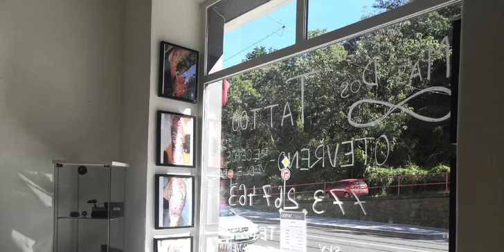 Permanentní make-up: horní a dolní linky, obočí i kontura a výplň rtů
