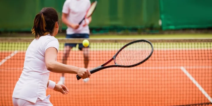 Venkovní tenisový kurt: 1 či 2 hodiny hry v Tenis Centru Drnovice