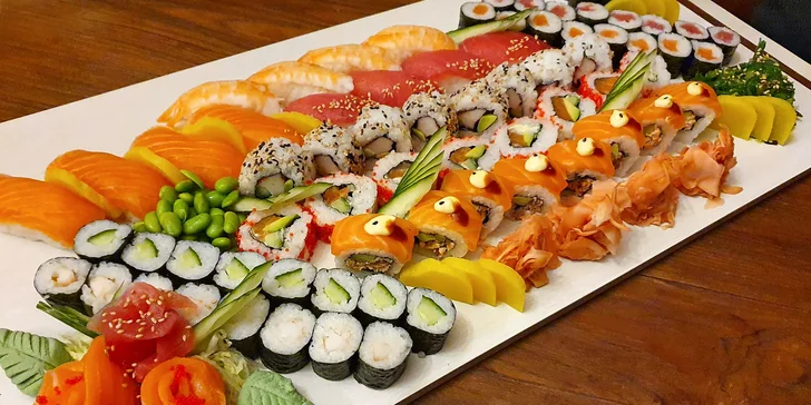Japonská hostina: sushi sety vč. vege varianty, polévka, salát i tatarák z lososa
