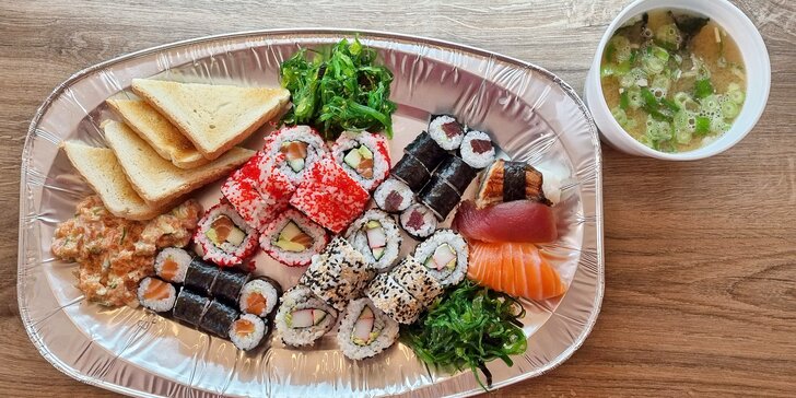 Japonská hostina: sushi sety vč. vege varianty, polévka, salát i tatarák z lososa