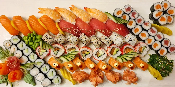 Japonská hostina: sushi sety vč. vege varianty, polévka, salát i tatarák z lososa