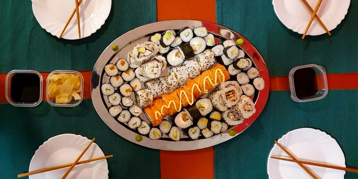 Japonská hostina: sushi sety vč. vege varianty, polévka, salát i tatarák z lososa