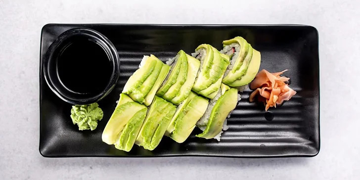 Japonská hostina: sushi sety vč. vege varianty, polévka, salát i tatarák z lososa