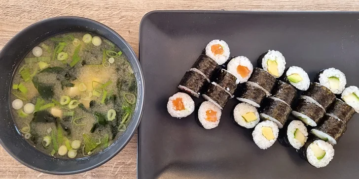 Japonská hostina: sushi sety vč. vege varianty, polévka, salát i tatarák z lososa