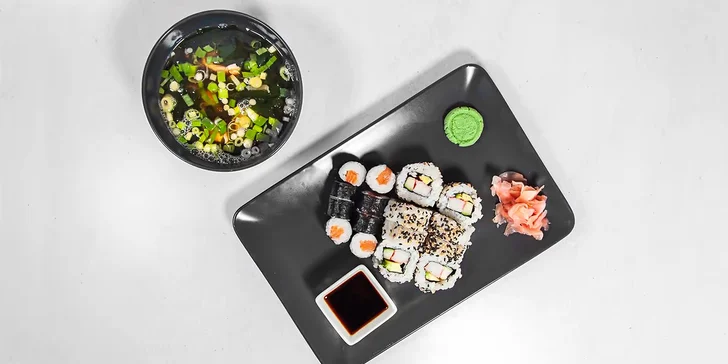 Japonská hostina: sushi sety vč. vege varianty, polévka, salát i tatarák z lososa