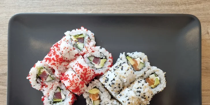 Japonská hostina: sushi sety vč. vege varianty, polévka, salát i tatarák z lososa