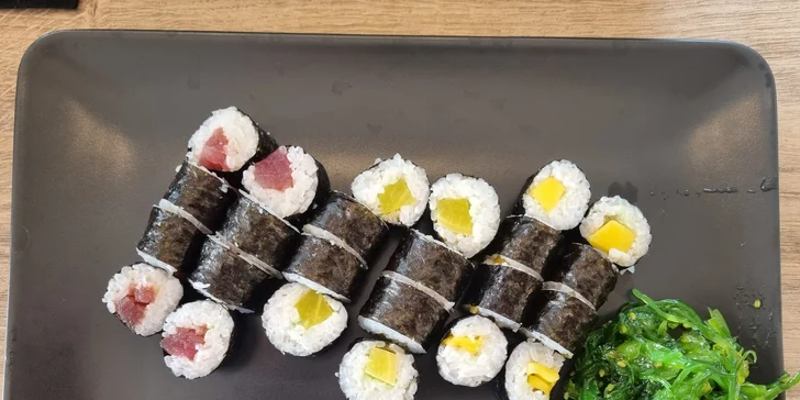 Japonská hostina: sushi sety vč. vege varianty, polévka, salát i tatarák z lososa