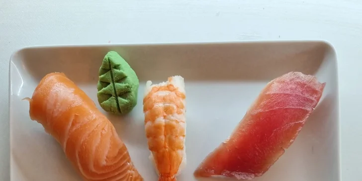 Japonská hostina: sushi sety vč. vege varianty, polévka, salát i tatarák z lososa