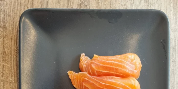 Japonská hostina: sushi sety vč. vege varianty, polévka, salát i tatarák z lososa