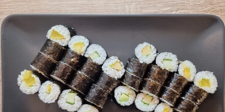 Japonská hostina: sushi sety vč. vege varianty, polévka, salát i tatarák z lososa