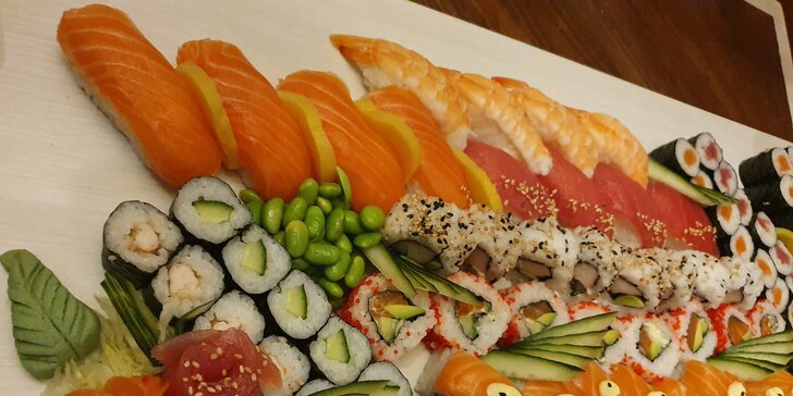 Japonská hostina: sushi sety vč. vege varianty, polévka, salát i tatarák z lososa