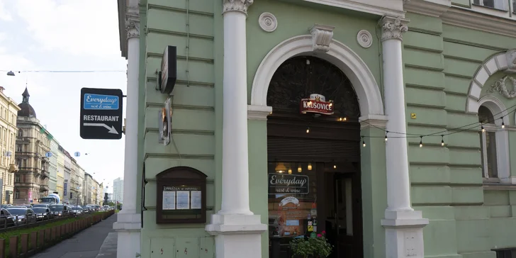 Hovězí burger se slaninou a čedarem, hranolky pro 1 i 2 osoby