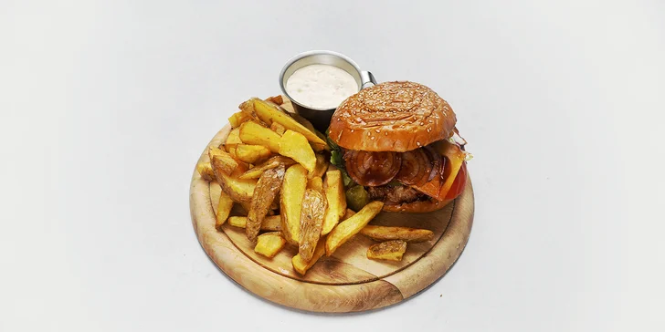 Hovězí burger se slaninou a čedarem, hranolky pro 1 i 2 osoby