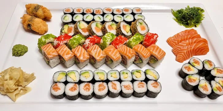 Pestrý set 56 nebo 68 ks sushi s lososem, okurkou i avokádem