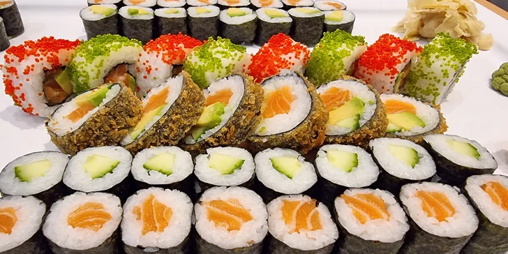 Pestrý set 56 nebo 68 ks sushi s lososem, okurkou i avokádem