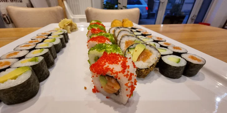 Pestrý set 56 nebo 68 ks sushi s lososem, okurkou i avokádem