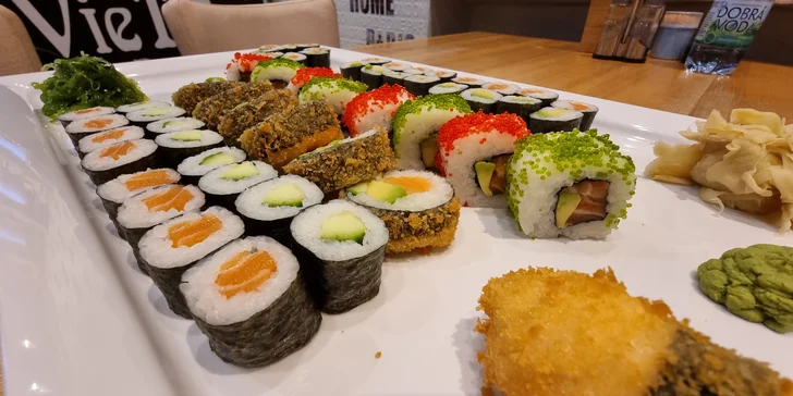 Pestrý set 56 nebo 68 ks sushi s lososem, okurkou i avokádem