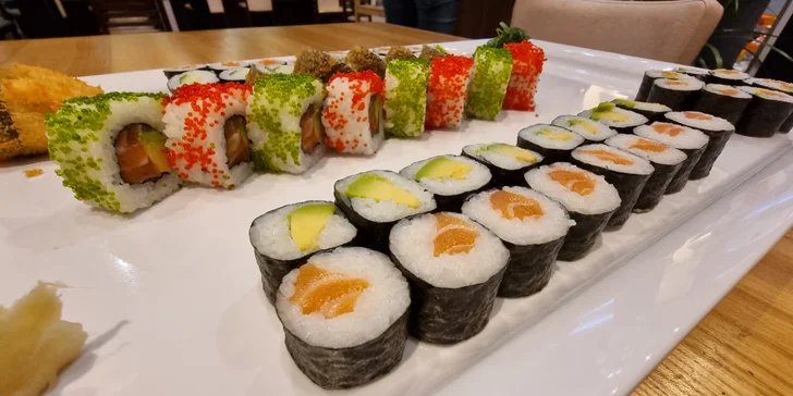 Pestrý set 56 nebo 68 ks sushi s lososem, okurkou i avokádem