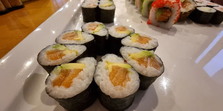 Pestrý set 56 nebo 68 ks sushi s lososem, okurkou i avokádem